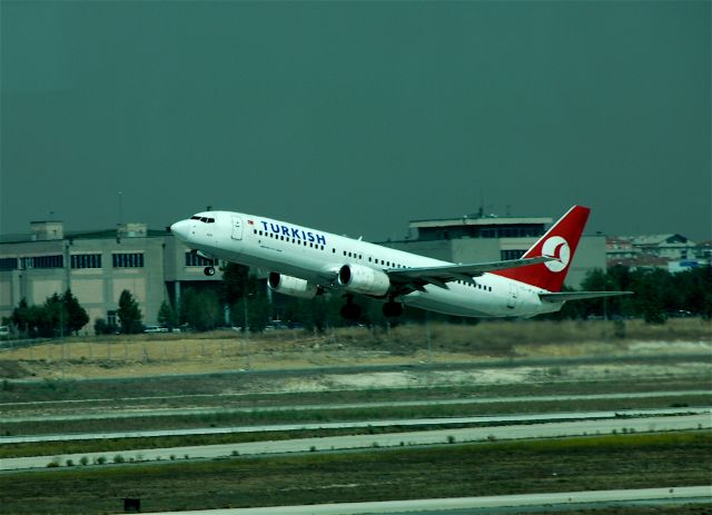 Boeing 737-700 (TC-JFJ) - Turkish Airlines Departing from 18R