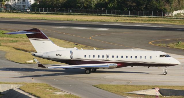 Boeing 737-800 (N5UU)