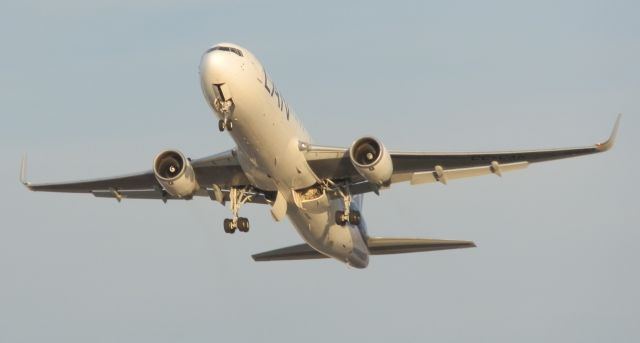 BOEING 767-300 (CC-CXK)