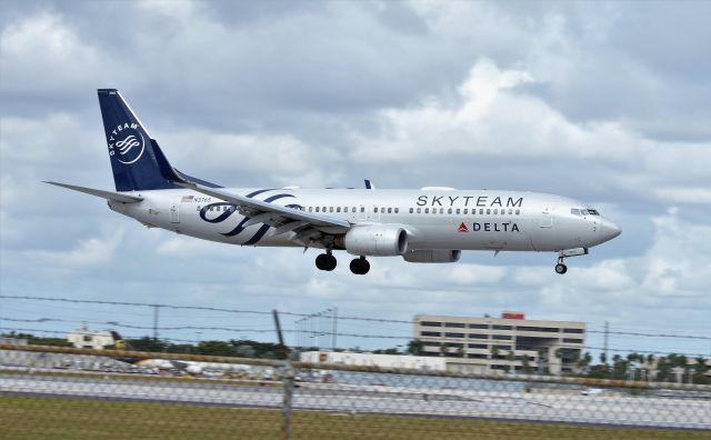 Boeing 737-700 (N3765)