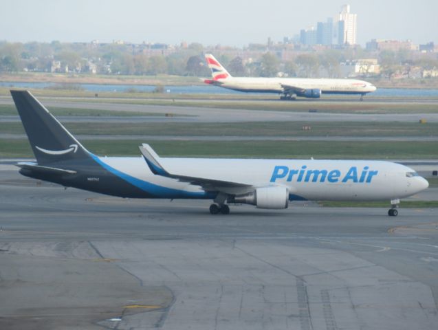 BOEING 767-300 (N607AZ)