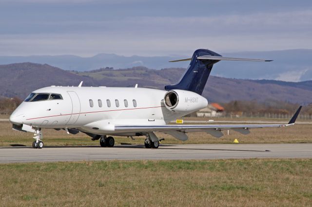 Bombardier Challenger 300 (M-HSNT)