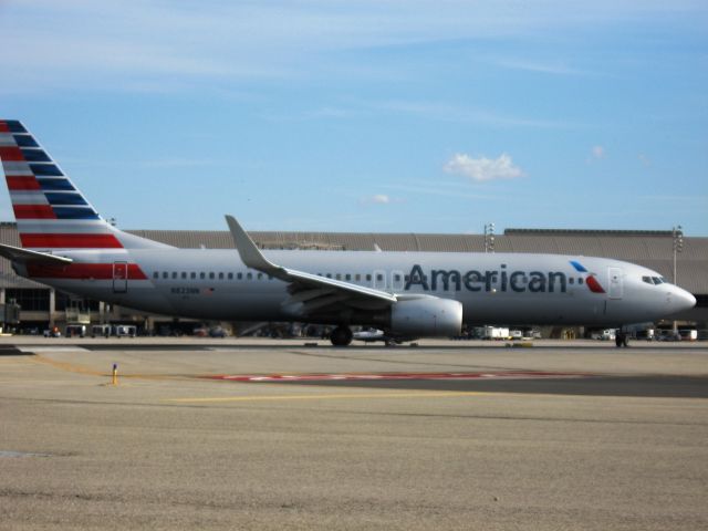 Boeing 737-800 (N823NN) - Line up and wait on RWY 20R