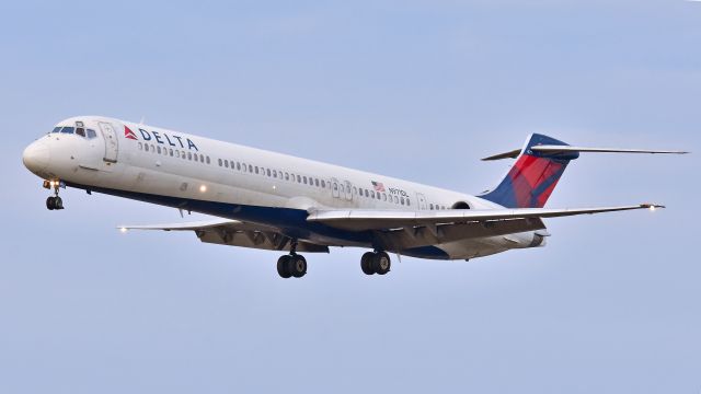 McDonnell Douglas MD-88 (N971DL) - Delta Airlines McDonnell Douglas MD-88 (N971DL) from KATL arrives at KRDU Rwy 23R on 12/30/2018 at 4:11 pm. 