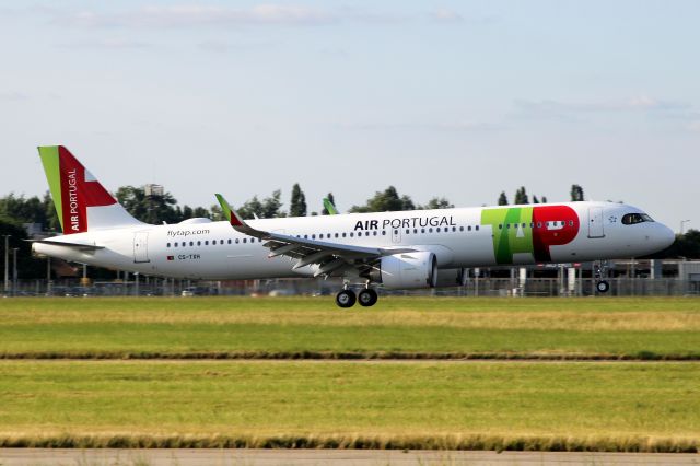 Airbus A321neo (CS-TXH) - On short finals for rwy 09L on 23-Aug-21 operating flight TAP1350 from LPPT.