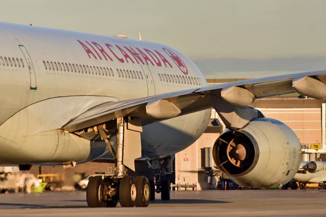 Airbus A330-300 (C-GFAF)