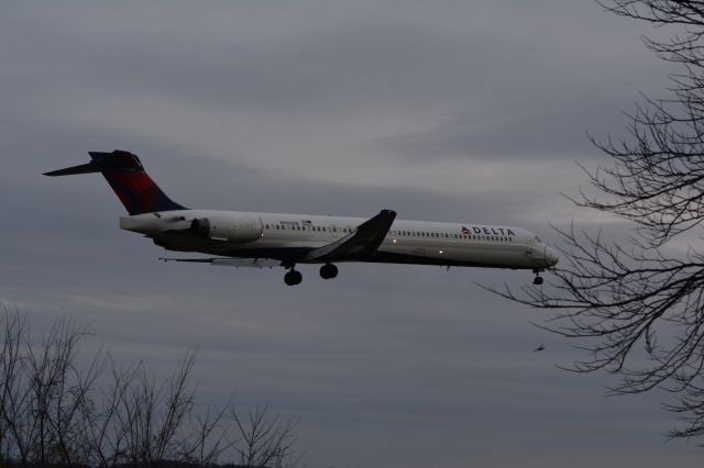 McDonnell Douglas MD-90 (N943DN)