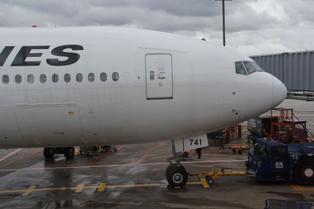 BOEING 777-300 (JA741J) - Japan Airline B777 getting ready to load up and head for Japan