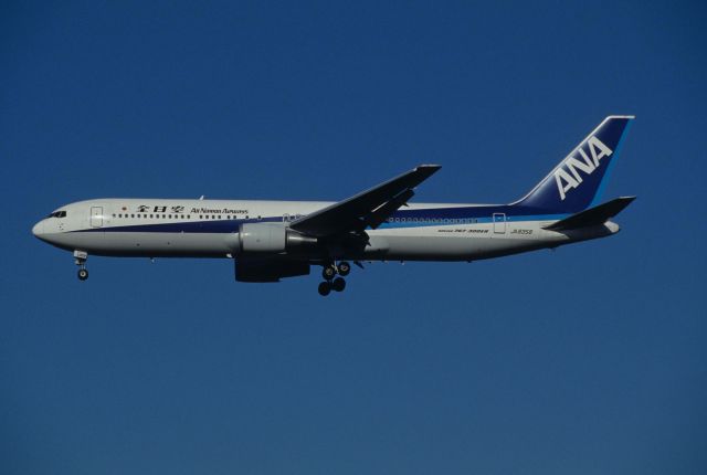 BOEING 767-300 (JA8359) - Final Approach to Narita Intl Airport Rwy34L on 1995/09/18