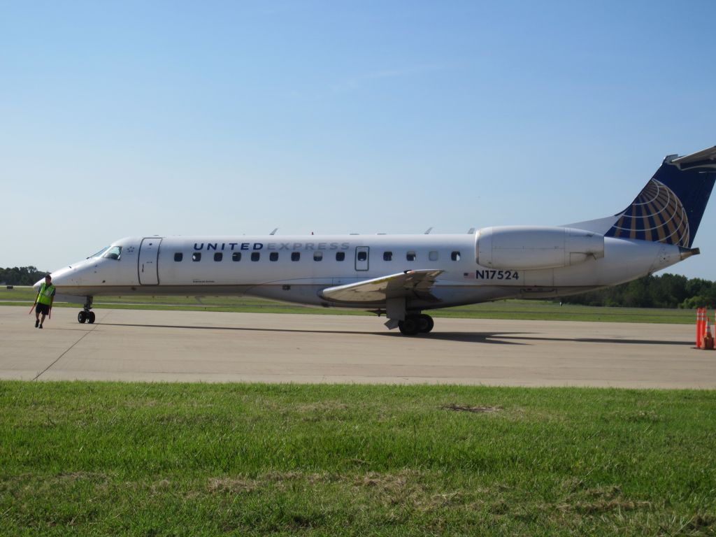 Embraer ERJ-135 —