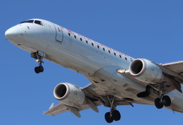 Embraer ERJ-190 (C-FHOS)