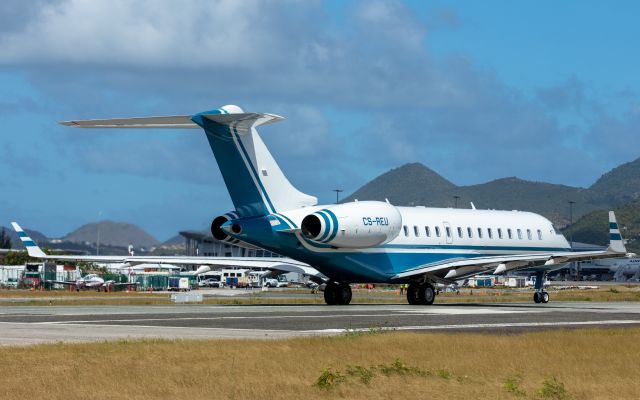Bombardier Global Express (CS-REU) - Lined up for departure