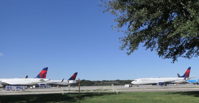 Boeing 737-900 (N855DN) - N855DN + N358NW