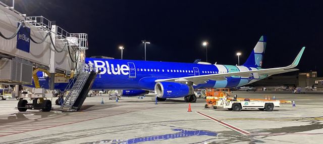 Airbus A321 (N992JB) - non neo