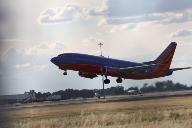 Boeing 737-700 (N367SW) - Southwest takes off from runway 16L at KSMF.