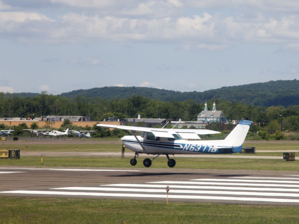 Cessna 152 (N6377B) - Landing runway 26.