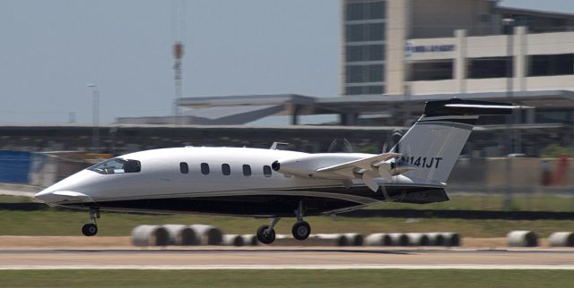 Piaggio P.180 Avanti (N14JT)