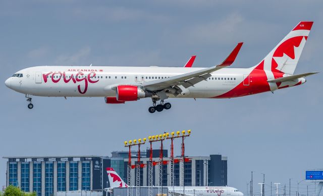 BOEING 767-300 (C-FMWY)