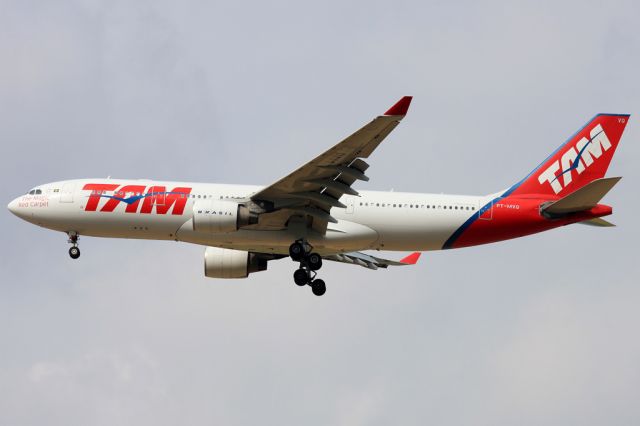 BOEING 767-300 (PT-MVQ)