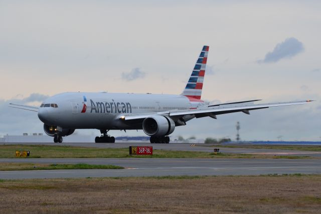 Boeing 777-200 (N780AN) - Arriving runway 18L at KCLT - 3/28/21