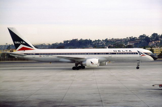 Boeing 757-200 (N670DN) - January 1993 at San Diego