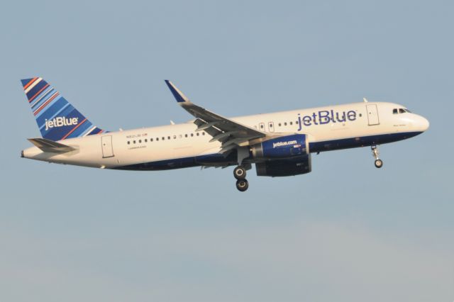 Airbus A320 (N821JB) - BLU YORKER