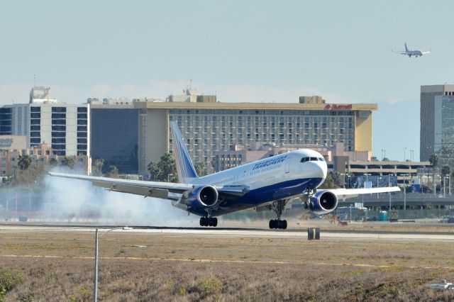 BOEING 767-200 (EI-UNC)