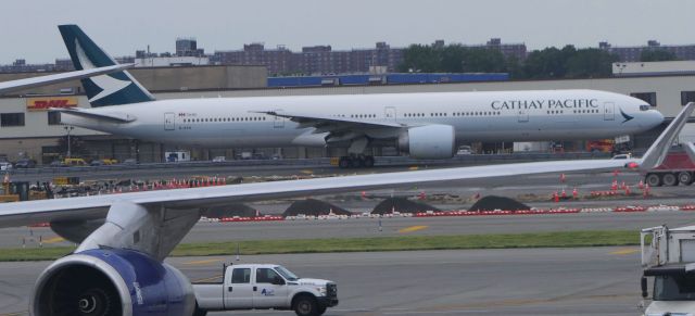 BOEING 777-300ER (B-KPQ)