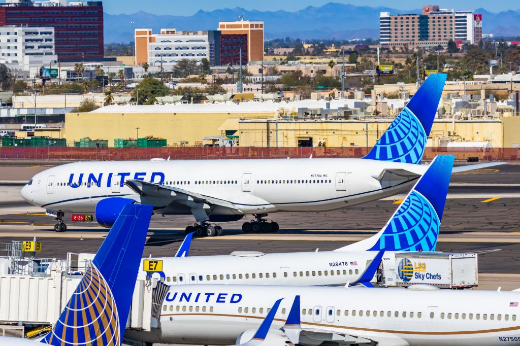 Boeing 777-200 (N777UA) - A United Airlines 777-200 taxiing at PHX on 2/10/23 during the Super Bowl rush. Taken with a Canon R7 and Canon EF 100-400 II L lens.