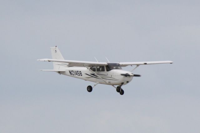 Cessna Skyhawk (N21458) - Cessna Skyhawk (N21458) arrives at Sarasota-Bradenton International Airport