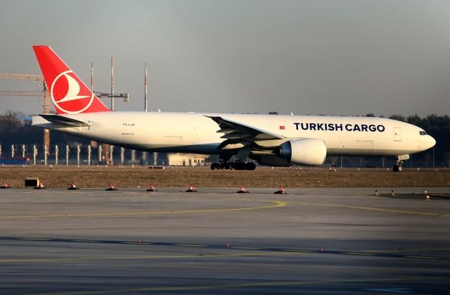 BOEING 777-200LR (TC-LJO)