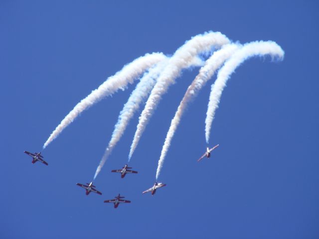 SDR114009 — - snowbird demonstration team at CFB Trenton open house, above the airfield inverted