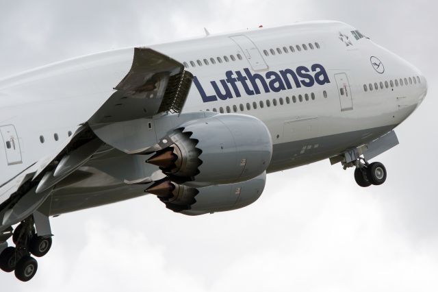 BOEING 747-8 (D-ABYI) - Climbing out for a test flight.