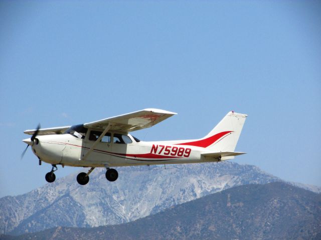 Cessna Skyhawk (N75989) - Taking off RWY 26L