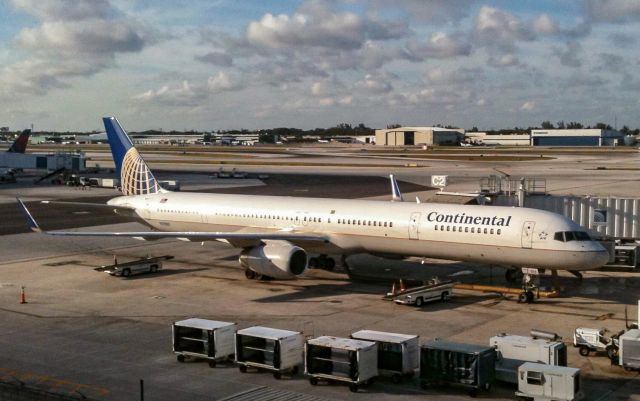 BOEING 757-300 (N75861) - Taken January 2010.  Sure do miss the Continental planes flying around!  This was a rare, very cold week in south Florida!