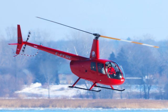 Robinson R-44 (C-FCDC) - C-FCDC Robinson R44 Centre du Camion Inc. survolant le fleuve St-Laurent QC. à Lavaltrie le 04-02-2024 à 15:13