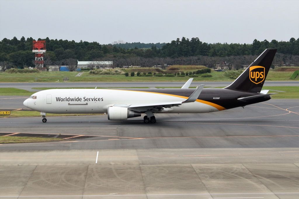 BOEING 767-300 (N320UP)