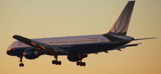 Boeing 757-200 (N507UA) - On final to 30L