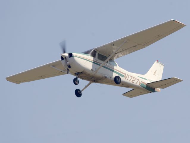 Cessna Skylane (N1727V) - Take off runway 26.