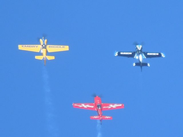 EXTRA EA-300 (N580GP) - Matt Chapman flying in formation in his (yellow) Eagle 580 at Thunder in the Desert 2014.