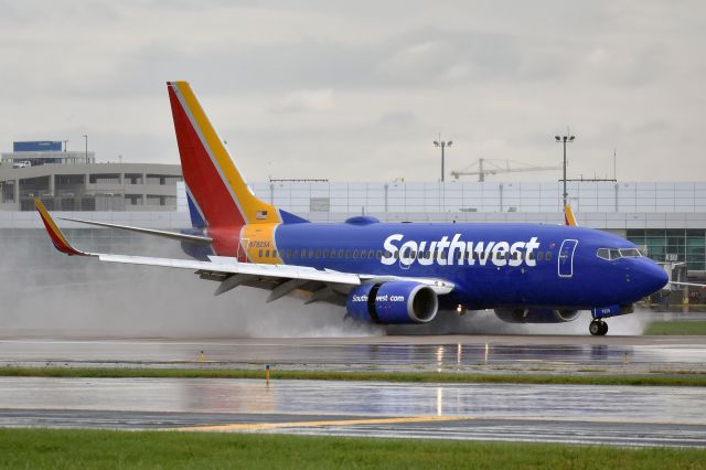 Boeing 737-700 (N7825A)