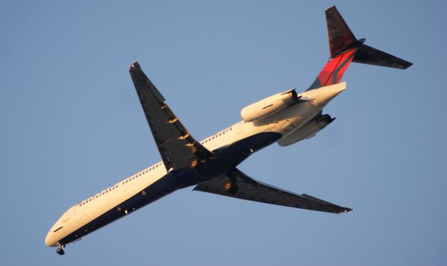 McDonnell Douglas MD-88 (N965DL) - Evening flight from Atlanta