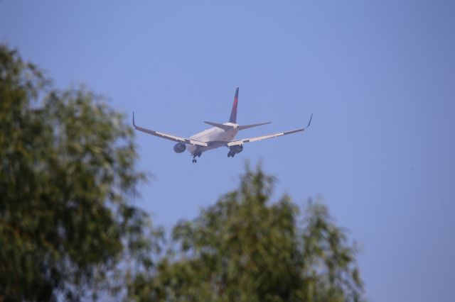 BOEING 767-300 (N176DZ)