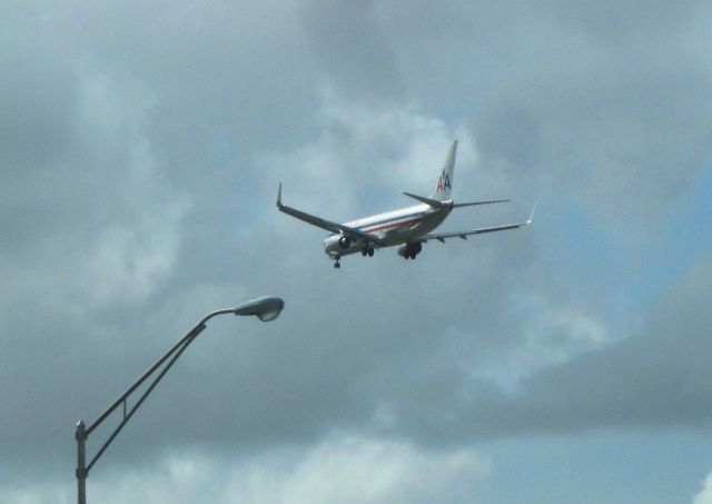 Boeing 737-800 (N957AN) - American Boeing 737 landing at Miami International Airport