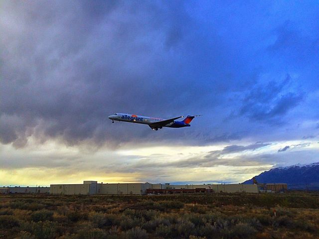 McDonnell Douglas MD-83 (N412NV) - AAY102 LANDING 21. IPHONE