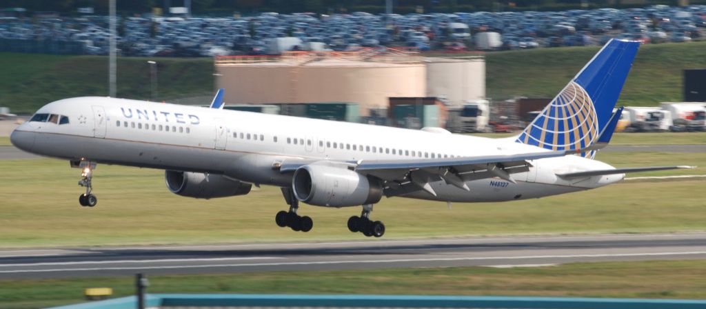 Boeing 757-200 (N48127) - LANDING AT EGBB