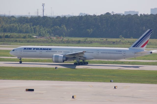 BOEING 777-300ER (F-GSQL) - Taking off of 15L at IAH.