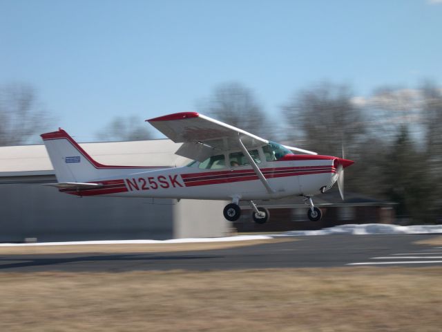 Cessna Skyhawk (N25SK) - Just after Preflight, caught this coming on on rwy 26