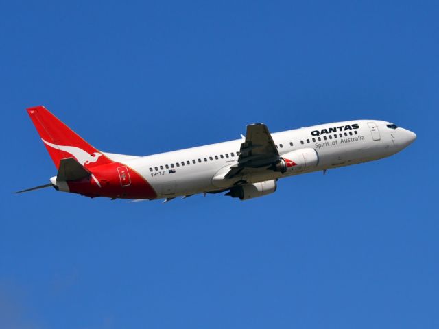 BOEING 737-400 (VH-TJI) - One of Qantas' old girls gets airborne off runway 23 and heads to Melbourne. Saturday, 24th March 2012.