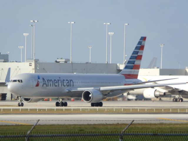 BOEING 767-300 (N395AN)